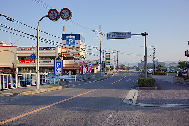 「ホームドライ」サンチェスタ店から北西方面の道