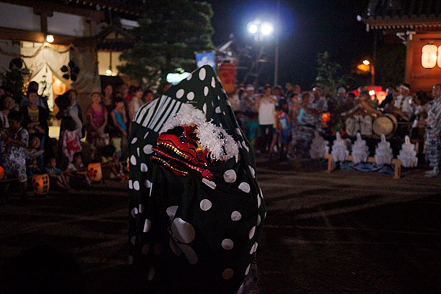 三田天満神社の夏祭で舞い踊る獅子舞