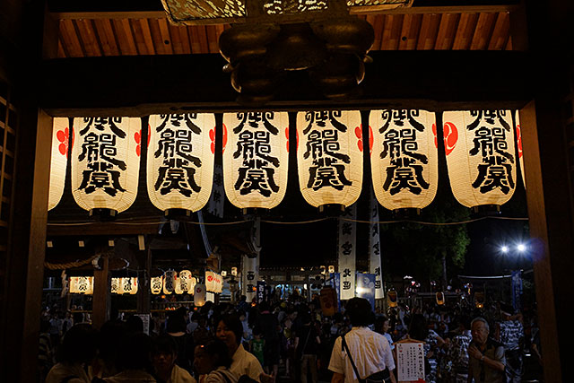 三田天満神社の夏祭、正門をくぐったところ