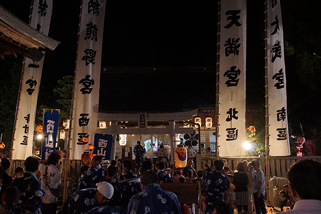 三田天満神社の夏祭、境内から見る本堂