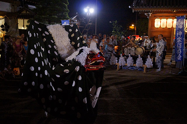 三田天満神社の夏祭で舞い踊る獅子舞その２