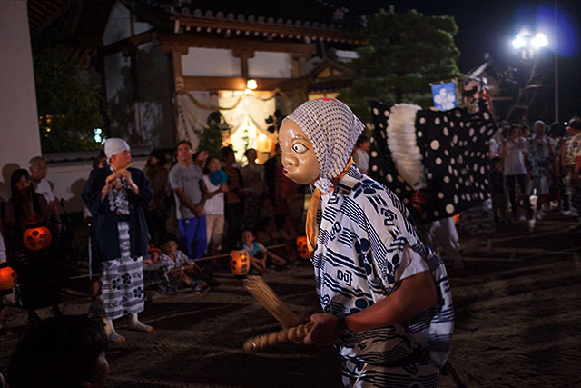 三田天満神社の夏祭で踊るひょっとこ