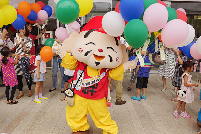 「みんなの気持を風船で飛ばそう」に来ていた「えべっちゃん」