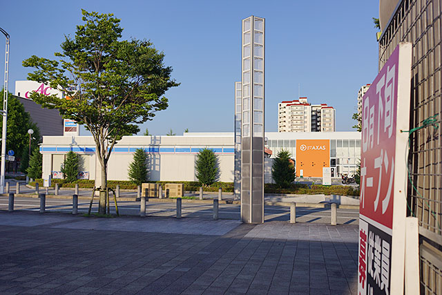 お好み焼き偶三田ウッディタウン店西側の様子