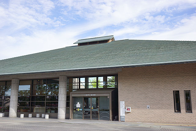 三田市立図書館本館の全景