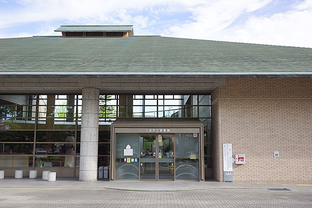 三田市立図書館本館の玄関