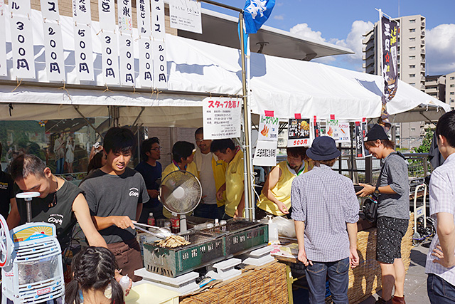 「三田駅前酒宴」屋台の様子