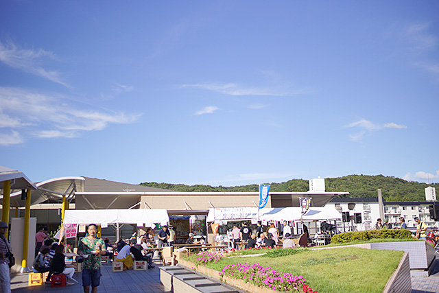 「三田駅前酒宴」の遠景